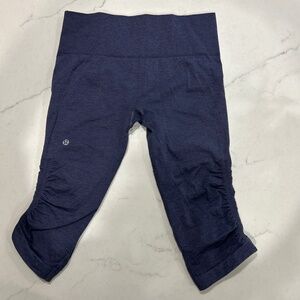 Lululemon BLUE/GRAY women’s size 6 in the flow crop capri tucked leg legging